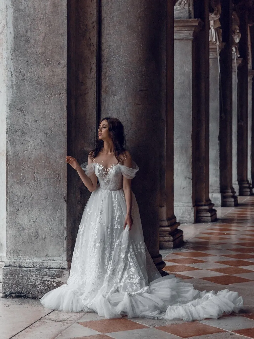 Delicate Appliques Tulle Modified Sweetheart Neckline Wedding Dresses WD538
