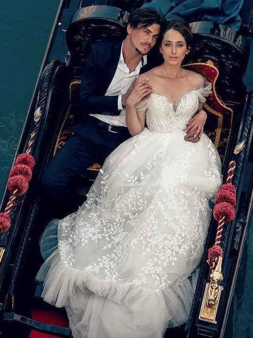 Delicate Appliques Tulle Modified Sweetheart Neckline Wedding Dresses WD538